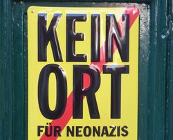 Schild gegen Neonazis an einer Haustür (Foto: Riki 1979)